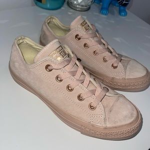 Light pink, suede, low top converse
